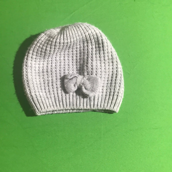 Strickmütze mit Schleifchen