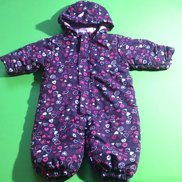 Schneeoverall mit bunten Herzchen