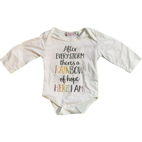 Langarmbody "After ever storm there's a rainbow of hope Here I AM" - Emily's Wunderlädchen Baby- und Kindersecondhand